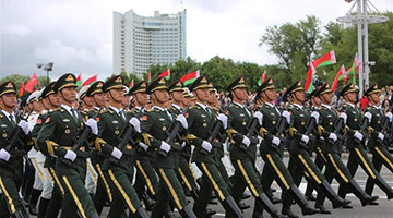 阅兵盛典揭秘：新型武器亮相，高级指挥员阵容前所未有