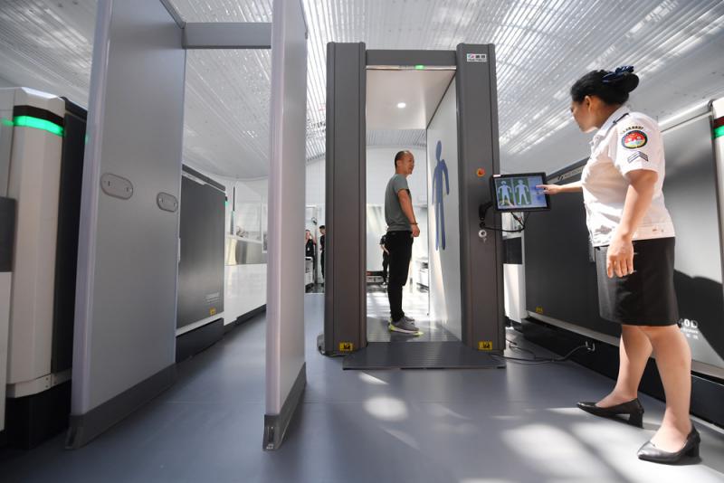 广州白云国际机场推行“易安检”新模式，旅客享受更便捷安检体验