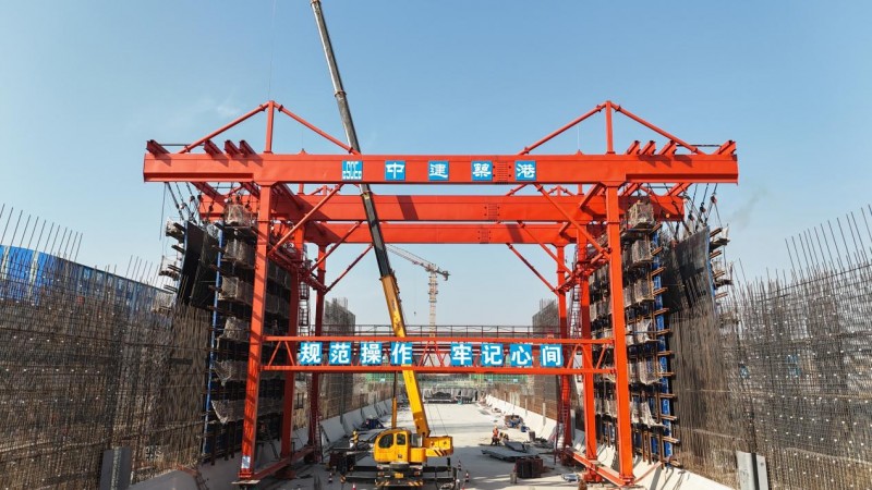 中建筑港新万福河复航二期工程船闸闸室墙浇筑完成，迈入新阶段