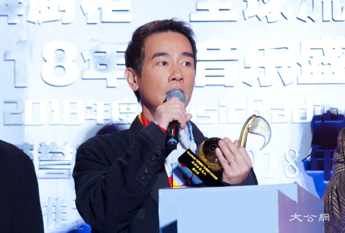 陈小春在《全球流行音乐金榜》音乐盛典连夺两奖