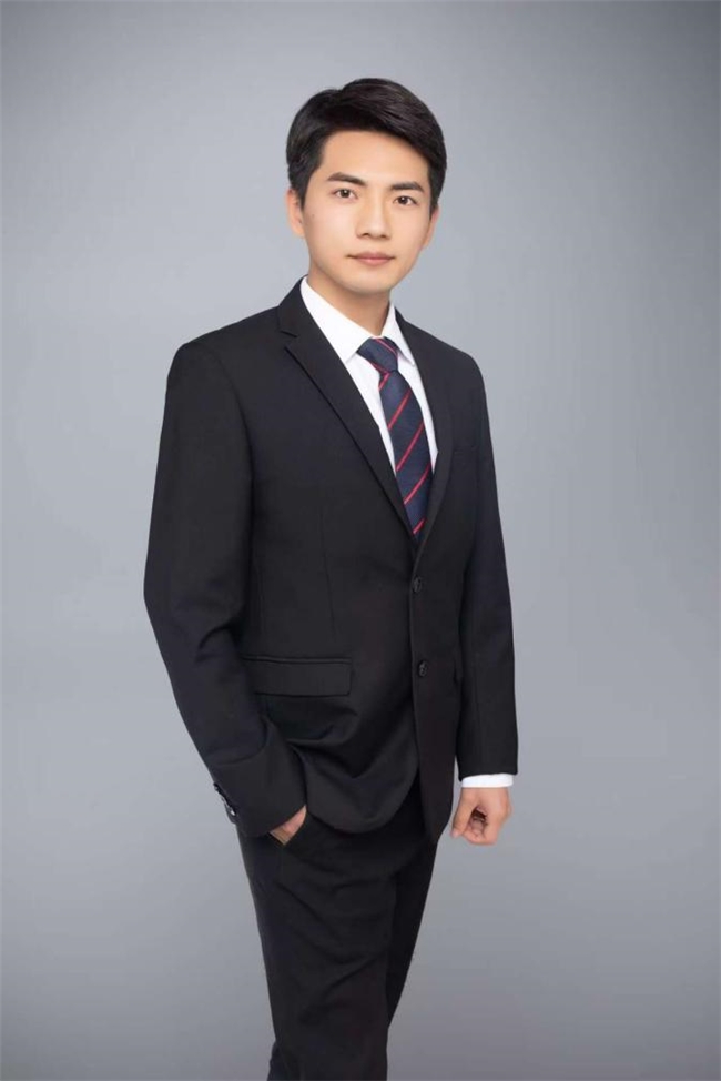 金牌经纪人杨杰的房产之旅：热爱、服务与专业成就行业标杆