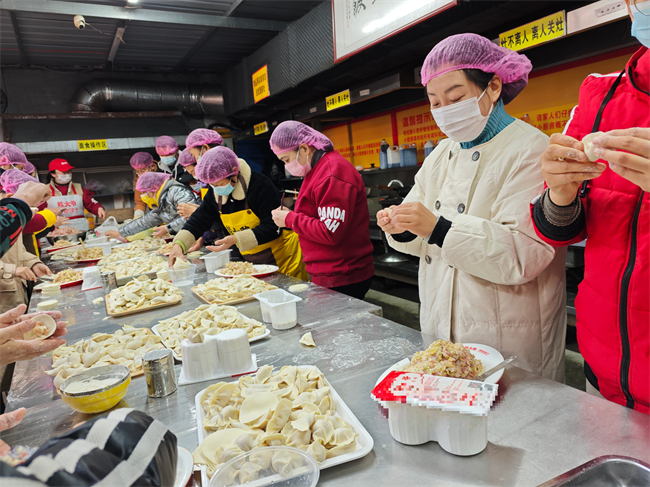 熊大爷公益饺子：冬日里的暖心抗争