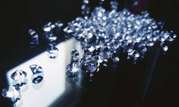 巨型天然钻石原石引爆全球关注：传奇巨钻的珍稀故事